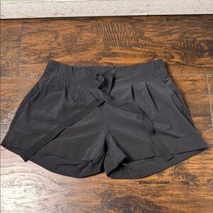 Lululemon Spring Break Away shorts Sz. 4